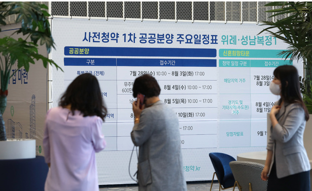  3기 신도시를 비롯한 수도권 신규택지 사전청약 접수가 시작된 28일 오전 서울 송파구 장지동 성남복정1지구 위례 현장접수처에서 관계자들이 현장 구성 등을 확인하고 있다. 이날은 '공공분양 특별공급' 및 '신혼희망타운 해당지역 거주자'에 한해 접수가 시작됐다. 현장접수는 만65세 및 장애인만 가능하다. 
