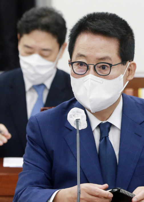  박지원 국가정보원장이 3일 서울 여의도 국회에서 열린 정보위원회 전체회의에 출석해 회의 시작을 기다리고 있다. (공동취재사진)