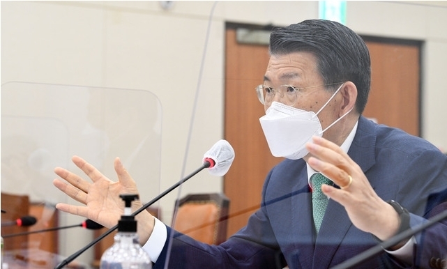 은성수 금융위원장이 13일 서울 여의도 국회에서 열린 정무위원회 전체회의에서 질의에 답변하고 있다. (공동취재사진) 2021.07.13.