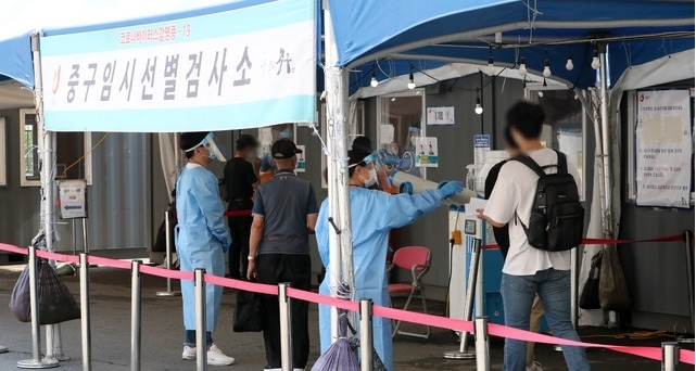 지난 3일 오전 서울 중구 서울역광장에 마련된 코로나19 중구임시선별검사소에서 의료진이 분주히 움직이고 있다. 2021.08.03.