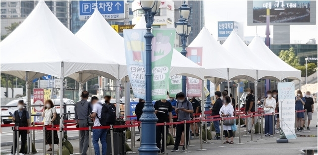 코로나19 신규 확진자가 1,725명으로 집계된 4일 오전 서울역 광장에 마련된 중구 임시 선별검사소에서 시민들이 검사를 받기 위해 기다리고 있다. 2021.08.04.