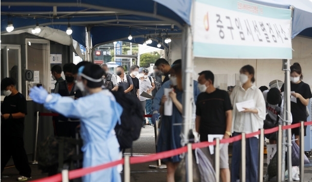 코로나19 신규 확진자가 1,725명으로 집계된 4일 오전 서울역 광장에 마련된 중구 임시 선별검사소에서 시민들이 검사를 받기 위해 기다리고 있다. 2021.08.04.