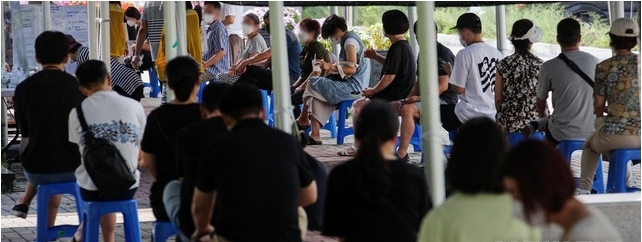 코로나19 신규 확진자가 1,725명으로 집계된 4일 오전 서울 마포구 서강대역사 광장 임시선별검사소에서 시민들이 검사를 받기위해 대기하고 있다. 2021.08.04.