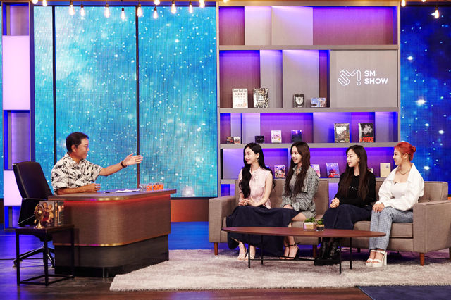 이수만 총괄 프로듀서와 에스파. 2021.06.29. (사진 = SM엔터테인먼트 제공)