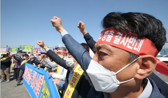지난 4월 제주의 어업인들이 제주항 제2부두 앞에서 '후쿠시마 원전 오염수 해양방출 권역별 규탄대회'를 열고 일본 정부의 오염수 해양 방출 결정에 항의하고 있다.