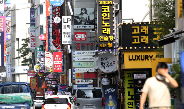  코로나19 확산 여파로 전국 호프집과 노래방이 1년 사이 수천 곳이 문을 닫았다. 4일 국세청 국세통계포털의 '100대 생활 업종' 통계에 따르면 호프 전문점과 노래방이 각각 11.6%(3,636곳), 5.2%(1,554곳) 폐업한 것으로 집계됐다. 4일 오후 서울 시내 한 호프집 앞 거리가 한산한 모습이다.