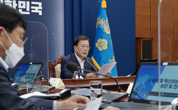 문재인 대통령이 5일 청와대에서 열린 K-글로벌 백신허브화 비전 및 전략 보고대회에서 발언하고 있다. (사진=청와대 제공) 