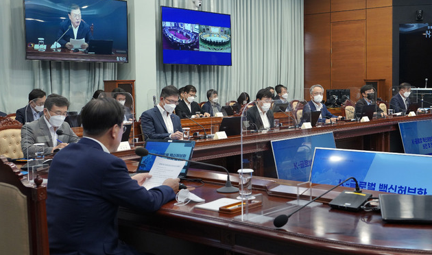 권덕철(1열 왼쪽부터) 보건복지부 장관, 안재용 SK바이오사이언스 대표, 존림 삼성바이오로직스 대표, 김경진 에스티팜 대표, 김두현 이셀 대표 등 참석자들이 5일 청와대에서 열린 K-글로벌 백신 허브화 비전 및 전략 보고대회에서 문재인 대통령의 발언을 경청하고 있다. (사진=청와대 제공)