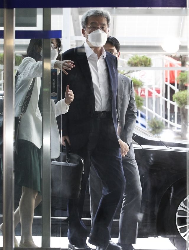 고승범 금융위원장 후보자가 6일 오전 서울 중구 예금보험공사에마련된 인사청문회 준비 임시 사무실로 출근하고 있다. 2021.08.06. 