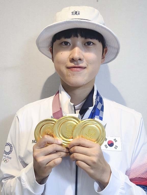 대한민국 역대 하계올림픽 사상 첫 3관왕을 차지한 양궁 국가대표 안산이 30일 2020 도쿄올림픽 선수촌에서 이번 올림픽에서 따낸 세개의 금메달을 목에 걸고 기념촬영을 하고 있다. 2021.07.30. (사진=대한양궁협회 제공) *재판매 및 DB 금지