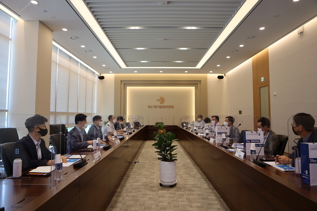 TIPA가 5일 전국 대학 산학협력단장·연구처장 협의회 임원진과 산학협력 활성화 기반을 마련하기 위한 간담회를 진행하고 있다. 2021.08.06 (사진=TIPA 제공) *재판매 및 DB 금지