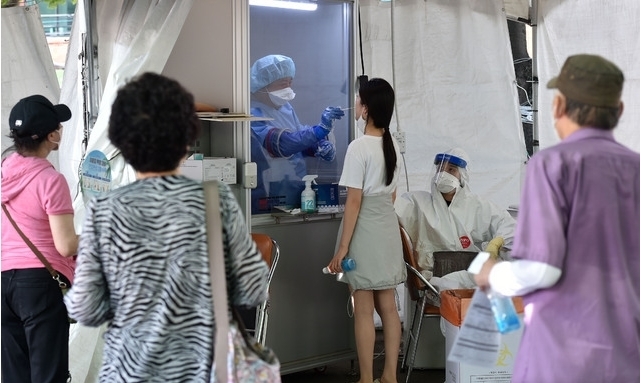 지난 5일 오전 대구 달서구 보건소 선별진료소에서 의료진이 검체 채취를 하고 있다. 2021.08.05.