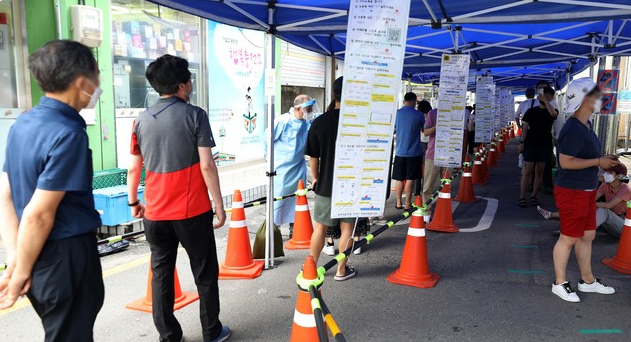  코로나19 신규 확진자가 1,704명(국내발생 1,640명, 해외유입 64명)으로 집계된 6일 오후 서울 중구보건소에 시민들이 소독시간 이후 진료 재개를 기다리고 있다.