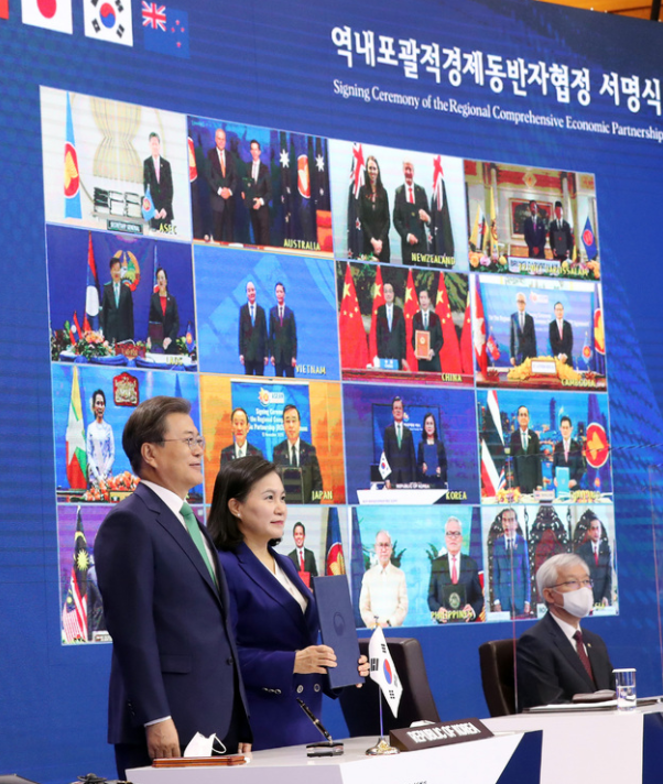 문재인 대통령과 유명희 통상교섭본부장.