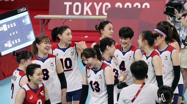 배구 김연경이 지난 8일 일본 도쿄 아리아케 아레나에서 열린 도쿄올림픽 여자배구 동메달 결정전 대한민국 대 세르비아의 경기에서 패하며 4위를 확정지은 뒤 아쉬워하는 동료들을 미소짓게 하고 있다. 2021.08.08.