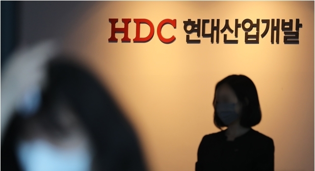 광주 동구 학동 재개발사업 4구역 5층 건물 붕괴 참사 원인을 밝히기 위해 수사 중인 경찰이 16일 서울 용산구 HDC현대산업개발 본사 압수수색을 진행했다. 광주경찰청 수사본부는 압수수색을 통해 철거용역 계약·현장 안전감독 관련 자료 일체를 확보했다. 사진은 16일 서울 용산구 HDC현대산업개발 본사의 모습. 2021.06.16.
