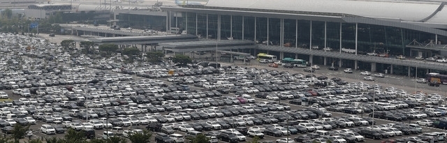 수도권 사회적 거리두기 4단계가 시행 중인 지난달 29일 오전 서울 강서구 김포국제공항 국내선 청사 주차장이 여름 휴가철을 맞은 여행객들의 차량으로 꽉차 있다. 2021.08.09.