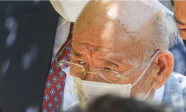 전두환씨가 고(故) 조비오 신부 사자명예훼손 혐의에 대한 항소심 재판을 받기 위해 9일 오후 광주 동구 광주법원에 도착하고 있다. 2021.08.09. 