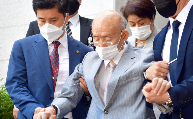  전두환씨가 고(故) 조비오 신부 사자명예훼손 혐의에 대한 항소심 재판을 받은 뒤 9일 오후 광주 동구 광주법원을 나가고 있다.