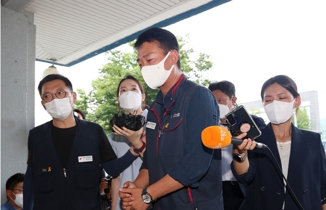 양경수 전국민주노동조합총연맹 위원장이 '7.3 전국노동자대회' 와 관련한 조사를 받기위해 4일 서울 종로경찰서로 출석하고 있다. 2021.08.04.
