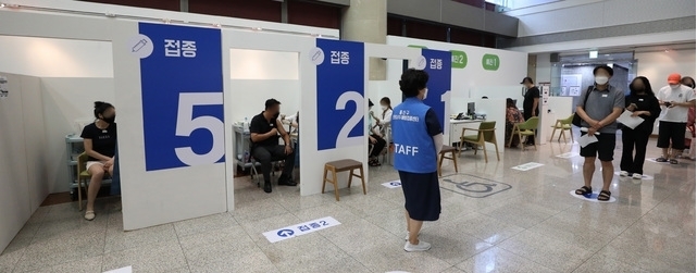 9일 서울 시내 한 코로나19 예방접종센터에서 시민들이 백신을 맞고 있다. 이날부터 18~49세 코로나19 백신 접종 사전예약이 시작됐다. 생일 끝자리와 동일한 날짜에만 예약이 가능, 이날은 9·19·29일 생일인 사람이 예약할 수 있다. 2021.08.09.