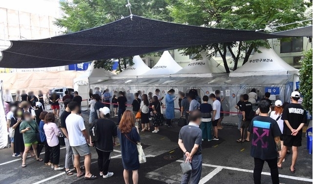 지난 9일 오후 부산진구 보건소 선별진료소를 찾은 시민들이 진단검사를 받기 위해 길게 줄을 선 채 차례를 기다리고 있다. 2021.08.09.