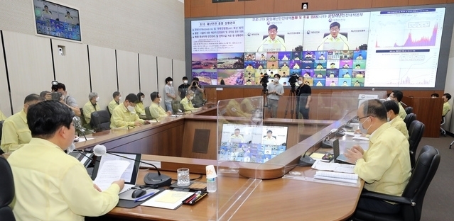 전해철 중앙재난안전대책본부 2차장(행정안전부 장관)이 10일 오전 정부세종2청사 중앙안전재난상황실에서 열린 코로나19 대응 중대본 회의에서 모두발언을 하고 있다. 2021.08.10.