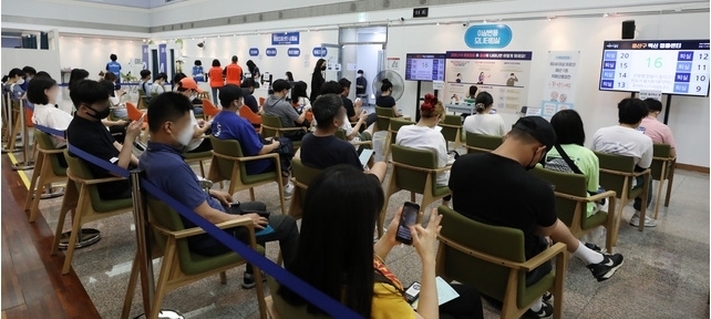 지난 9일 서울 시내 한 코로나19 예방접종센터에서 시민들이 백신을 접종한 뒤 이상반응 모니터링을 위해 자리에 앉아 있다. 2021.08.09.