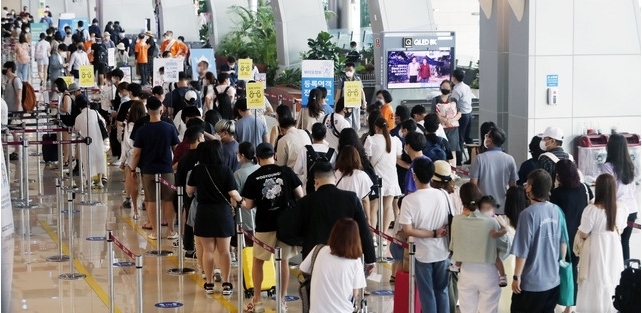 수도권 사회적 거리두기 4단계가 시행중인 29일 오전 서울 강서구 김포국제공항 국내선 청사가 여름 휴가철을 맞은 여행객들로 붐비고 있다. 2021.07.29.
