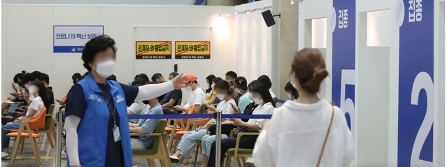 9일 서울 시내 한 코로나19 예방접종센터에서 시민들이 백신 접종을 위해 기다리고 있다. 이날부터 18~49세 코로나19 백신 접종 사전예약이 시작됐다. 생일 끝자리와 동일한 날짜에만 예약이 가능, 이날은 9·19·29일 생일인 사람이 예약할 수 있다. 2021.08.09.