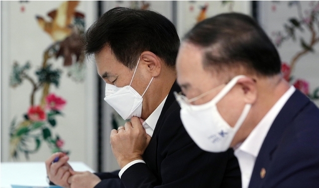 정은보 금융감독원장이 11일 오전 서울 종로구 정부서울청사에서 열린 제28차 부동산시장 점검 관계장관회의에 참석해 홍남기 부총리의 발언을 듣고 있다. (공동취재사진) 2021.08.11.
