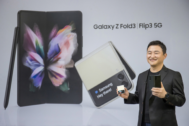삼성전자는 11일 삼성 갤럭시 언팩 2021(Samsung Galaxy Unpacked 2021: Get ready to unfold) 행사를 온라인으로 개최했다. 삼성전자 무선사업부장 노태문 사장이 '갤럭시 Z 폴드3'와 '갤럭시 Z 플립3'를 소개하고 있다. (사진=삼성전자 제공) 2021.08.12. *재판매 및 DB 금지