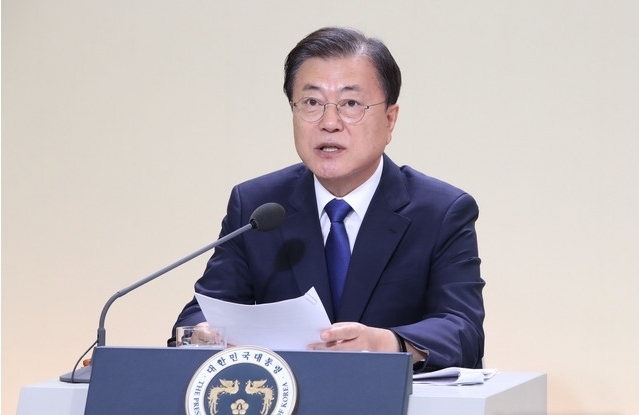 문재인 대통령이 12일 청와대 본관에서 화상을 통해 열린 건강보험 보장성 강화대책 4주년 성과 보고대회에서 마무리 발언을 하고 있다. 2021.08.12.
