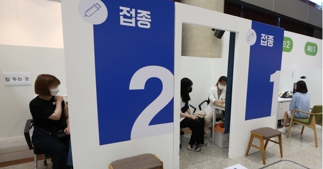 9일 서울 시내 한 코로나19 예방접종센터에서 시민들이 백신을 맞고 있다. 이날부터 18~49세 코로나19 백신 접종 사전예약이 시작됐다. 생일 끝자리와 동일한 날짜에만 예약이 가능, 이날은 9·19·29일 생일인 사람이 예약할 수 있다. 2021.08.09.