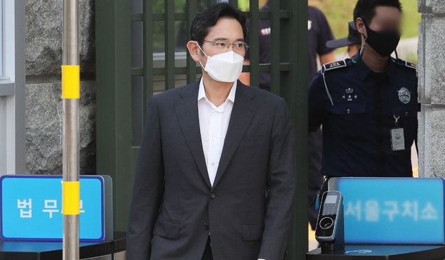 '국정농단' 사건으로 징역 2년 6개월을 선고받고 복역해 온 이재용 삼성전자 부회장이 13일 오전 경기 의왕시 서울구치소에서 재수감된 지 207일 만에 가석방으로 출소하고 있다. 이 부회장은 가석방 기간동안 보호관찰을 받게 되고, 징역형 집행 종료 후 5년간 취업이 제한된다. 