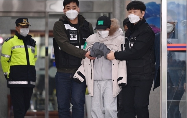 10살 여아 조카를 욕조에서 '물고문' 하는 등 학대해 숨지게 한 이모부 A씨가 지난 2월 10일 오후 경기도 용인동부경찰서에서 구속영장 실질심사를 위해 호송되고 있다. 2021.02.10.