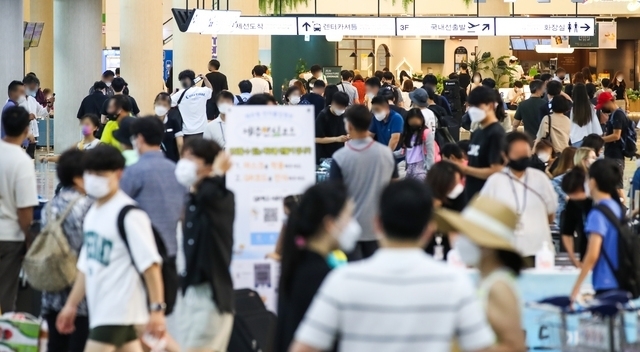 전국적으로 코로나19 확산세가 이어지고 있는 6일 오전 제주국제공항 1층 도착장이 가족과 친구, 연인들로 북적이고 있다. 2021.08.06.