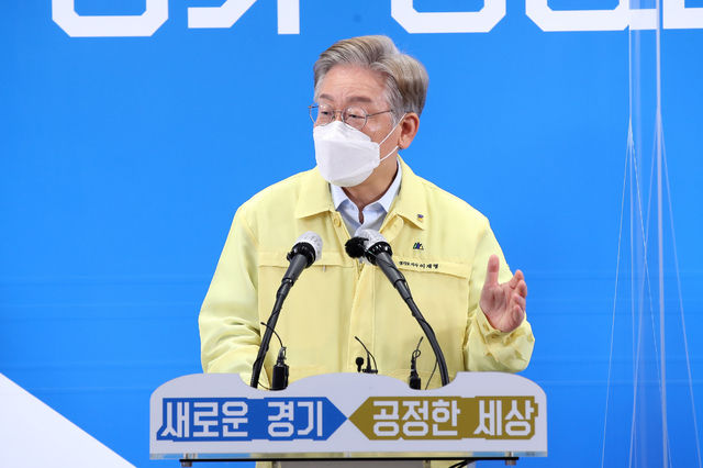 이재명 경기도지사가 13일 오전 경기 수원시 팔달구 경기도청에서 5차 재난 지원금 전 도민 지급 관련 브리핑을 한 뒤 질문에 답하고 있다. (사진=경기도 제공) *재판매 및 DB 금지