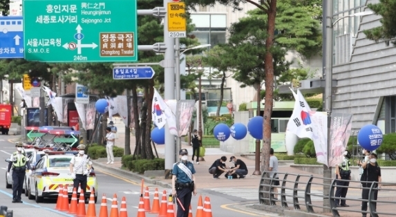 지난 14일 오후 서울 중구 서대문역 인근에서 민주노총 조합원이 한미전쟁연습 중단 1인 시위를 하고 있다. 2021.08.14.