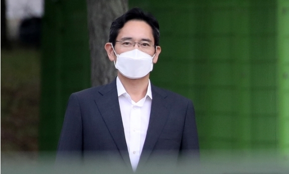 국정농단 사건으로 복역 중이던 이재용 삼성전자 부회장이 13일 오전 경기도 의왕시 서울구치소에서 광복절을 맞아 가석방으로 풀려나고 있다. 2021.08.13.
