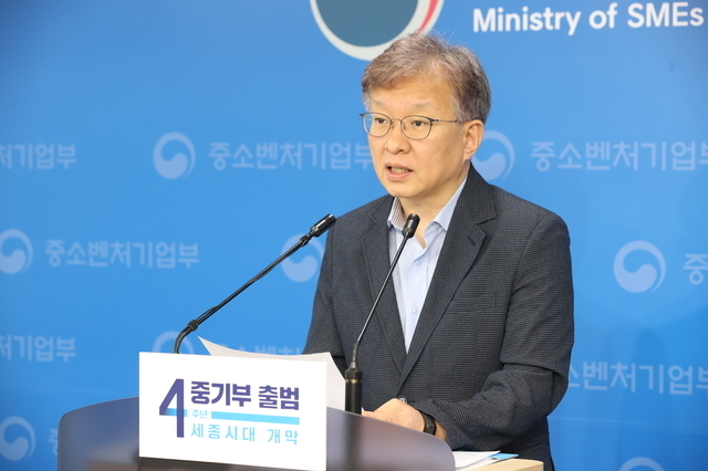 17일 오전 중기부 세종청사 브리핑룸에서 권칠승 중소벤처기업부 장관이 희망회복자금 지급 개시 브리핑을 하고있다. 2021.08.17 (사진=중기부 제공) *재판매 및 DB 금지