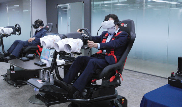 장석영 과학기술정보통신부 제2차관이 3일 오후 경기도 화성시 메이를 방문, 가상융합 기기용 디스플레이 부품 등을 체험하고 있다. (사진=과학기술정보통신부 제공) 2021.03.03. *재판매 및 DB 금지