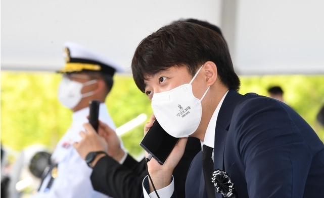 이준석 국민의힘 대표가 18일 오전 국립대전현충원에서 열린 홍범도 장군 유해 안장식에 참석해 행사 시작 전 전화를 하고 있다. 2021.08.18.