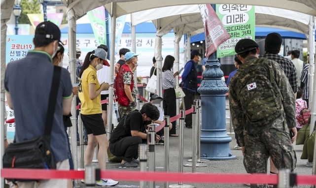 0시 기준 국내 코로나19 확진자 수가 1373명으로 집계된 지난 17일 오전 서울 중구 서울역광장에 설치된 임시선별검사소를 찾은 시민들이 검사를 받기 위해 줄 서 있다. 2021.08.17.