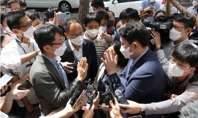 조광현 종로경찰서 수사과장(가운데 왼쪽)이 18일 오후 서울 중구 민주노총 앞에서 방역수칙을 위반하고 서울 도심에서 대규모 집회를 주도했다는 혐의를 받는 양경수 민주노총 위원장의 구속영장 집행을 하기 위해 민주노총 측 변호사와 얘기하고 있다. 2021.08.18.