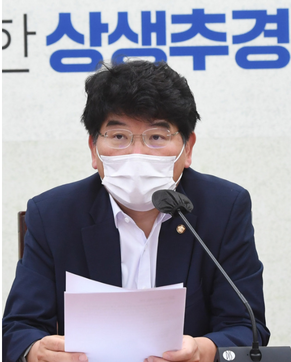  박완주 더불어민주당 정책위의장이 17일 오전 서울 여의도 국회에서 열린 원내대책회의에서 발언을 하고 있다. 