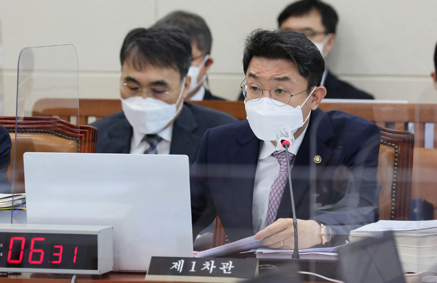  17일 서울 여의도 국회에서 열린 기획재정위원회 전체회의에서 이억원 기획재정부 1차관이 질의에 답변하고 있다. (사진=국회 제공) 