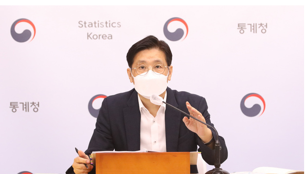  정동명 통계청 사회통계국장이 19일 오전 정부세종청사에서 2021년 2/4분기 가계동향조사 결과 소득은 428만 7000원으로 전년동기대비 0.7% 감소한 것으로 나타났다고 밝히고 있다. 