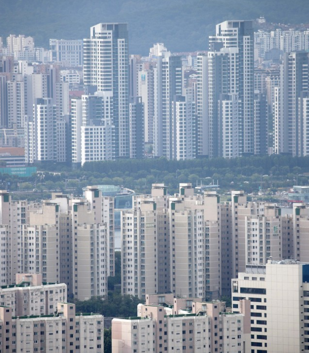  8월 첫째 주 서울 아파트 매매가격이 상승세를 이어가고 있다. 부동산 114에 따르면 이번 주 서울의 아파트 매매가격은 0.10% 상승했다. 또한 정부의 잇단 '고점 경고'에도 불구하고 서울 아파트 매수 심리는 꺾일 줄 모른다. 서울 아파트 매매수급지수는 107.9로 지난주보다 0.3포인트 상승했다. 한편 서울에서 20대 이하의 아파트 매수 비중이 두 달 연속 최고치를 경신한 것으로 나타났다. 이는 집값이 급등하자 빚을 내서라도 내 집 마련을 서두르는 젊은 층이 많이 늘어난 것으로 풀이된다. 8일 서울 시내 아파트 단지의 모습. 