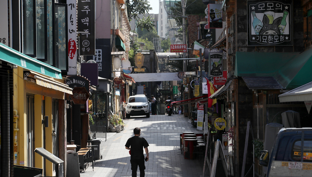 코로나19 4차 대유행으로 자영업자들의 어려움이 계속되는 가운데 19일 오전 서울 용산구 이태원 세계음식거리가 한산한 모습을 보이고 있다.